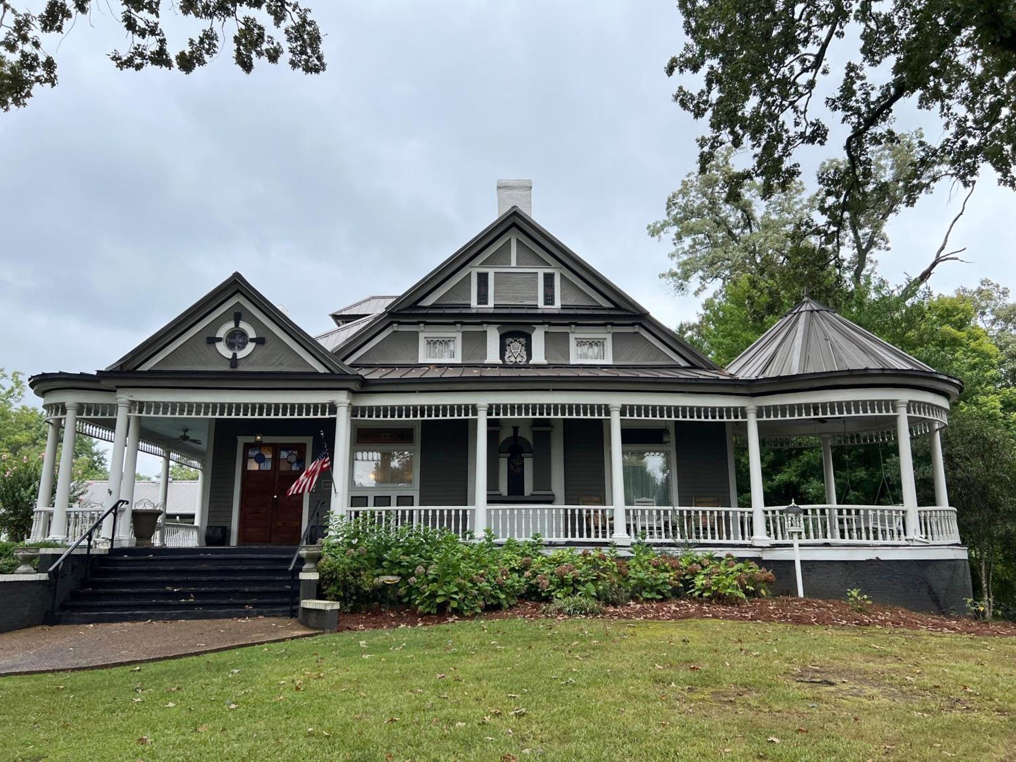 Intermission Hogan House Bed & Breakfast Hogansville Exterior photo